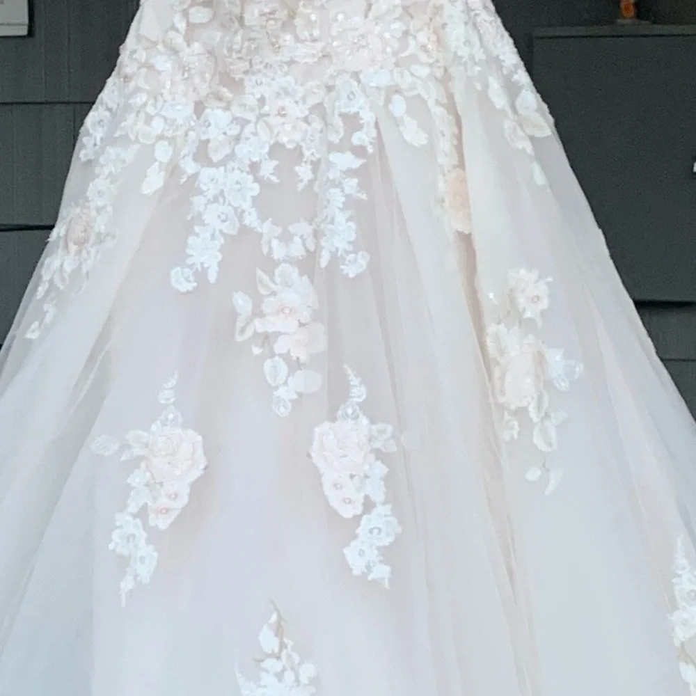 NWT Brand new never worn. Elegant Lace Appliqué Ivory Wedding Dress Size 2 - Picture 5 of 6